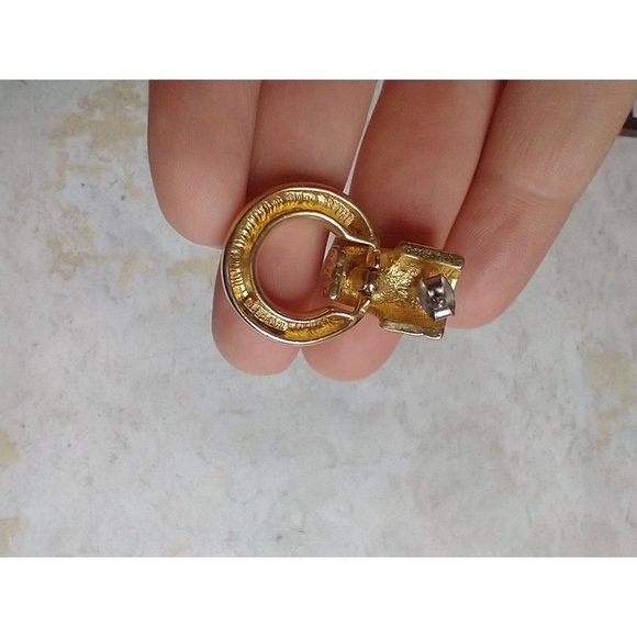 Vintage E Pearl Gold Tone Door Knocker Hoop Earrings Estate Jewelry - Picture 6 of 8